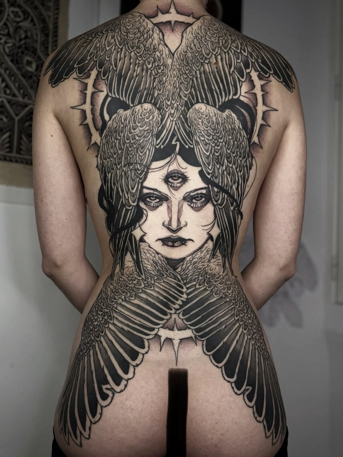 Pièce de dos blackwork, déesse ailée à trois yeux