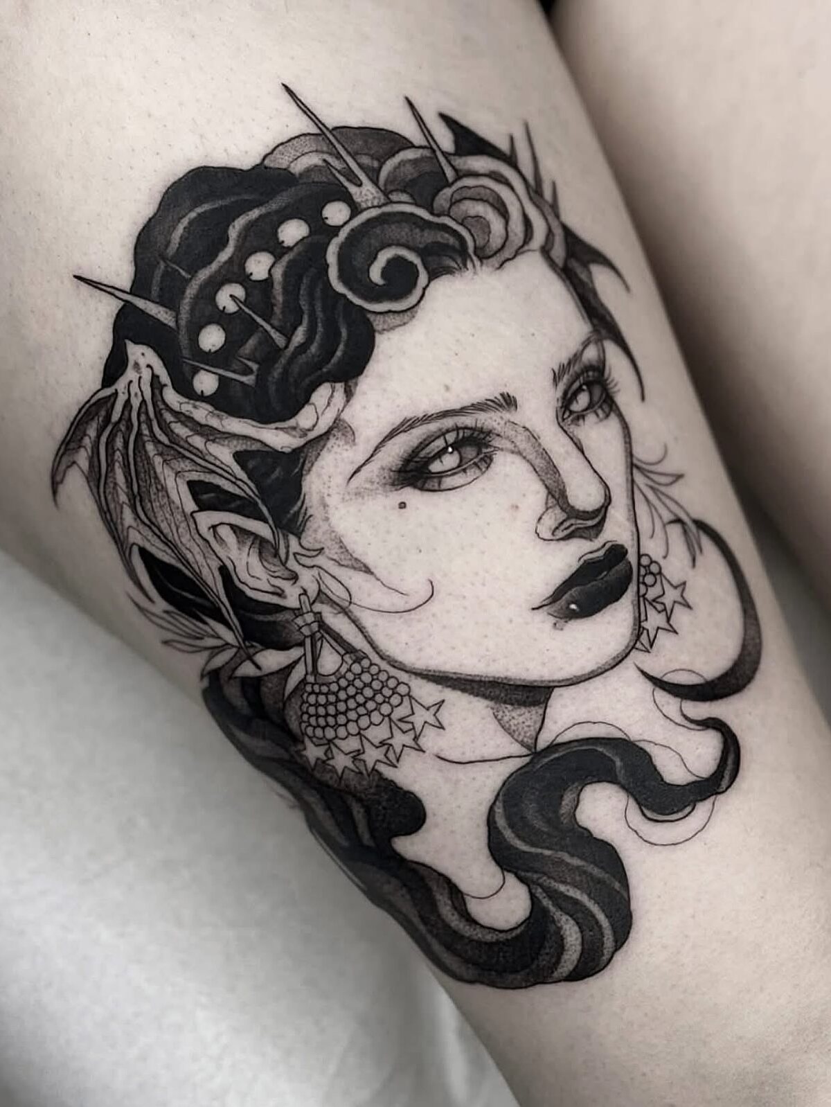 Portrait féminin blackwork au whip shading