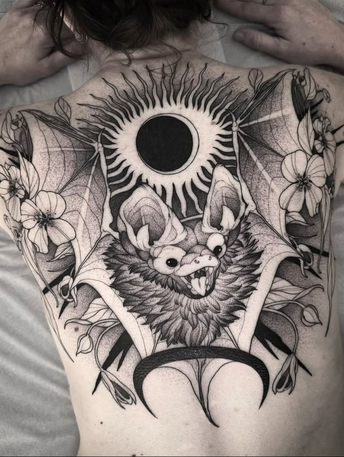 Chauve-souris et éclipse, pièce de dos blackwork