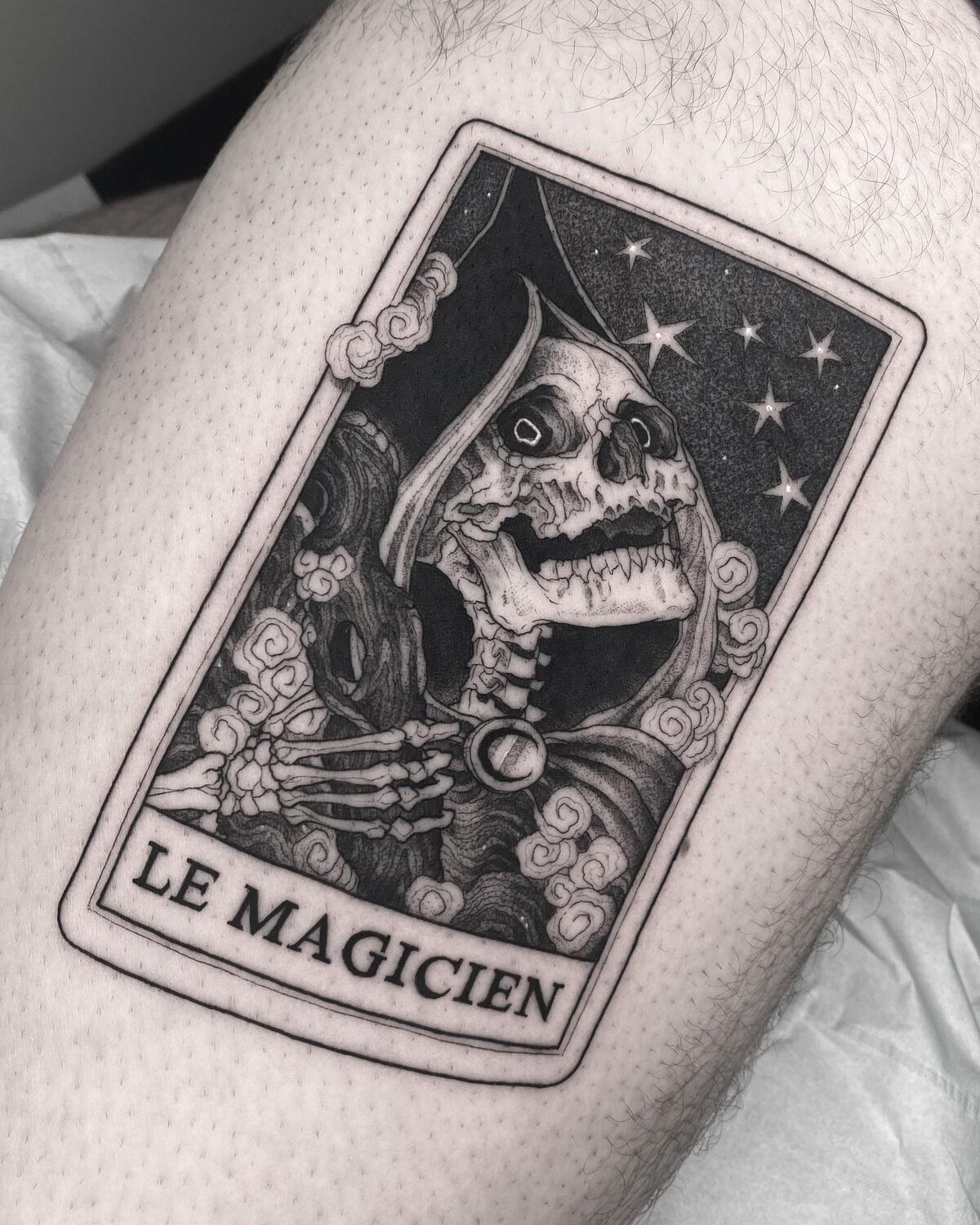 Carte de tarot Le Magicien, squelette blackwork