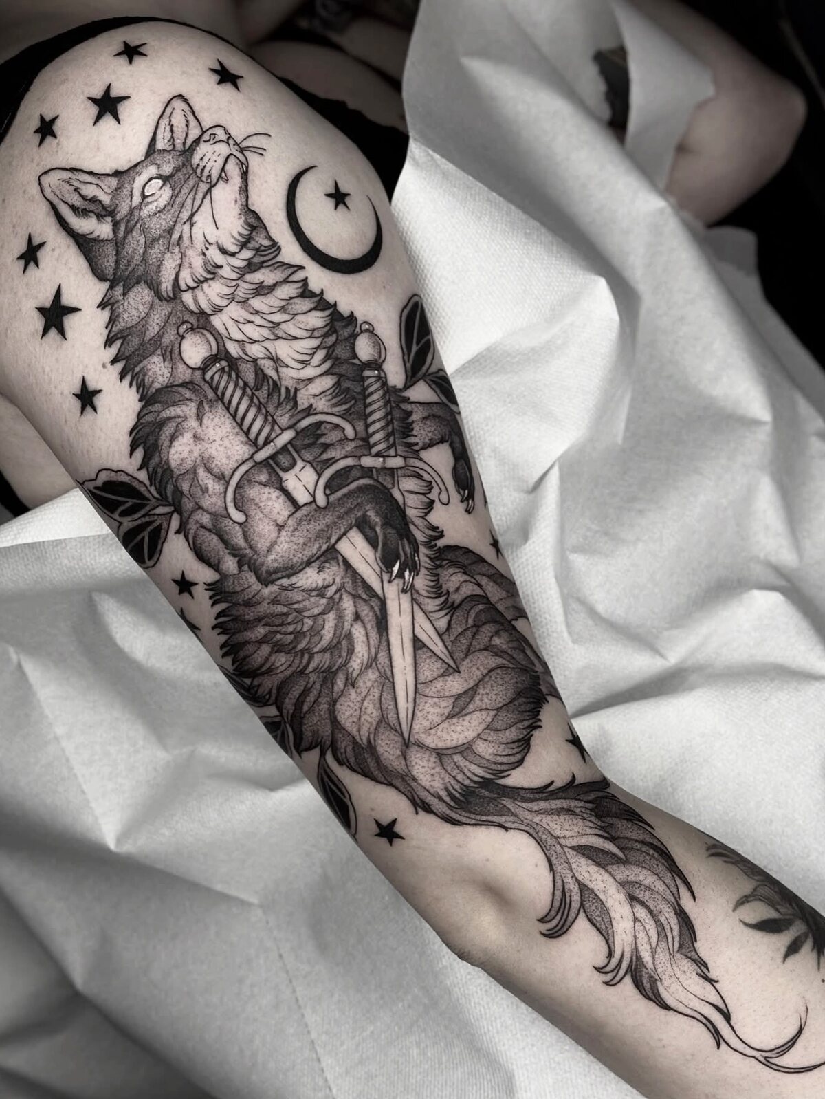 Loup et dague, croissant de lune et étoiles